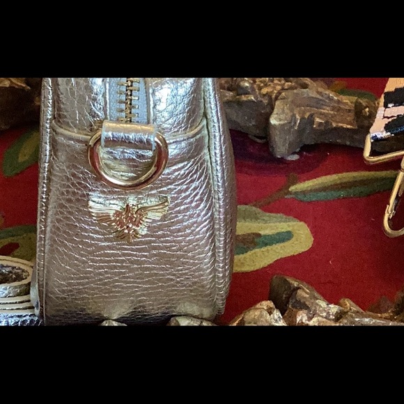 APATCHY LONDON NEW W/OUT TAG TASSEL GOLD LEATHER BAG 6” tall x 7” wide 2 STRAPS - Picture 5 of 9